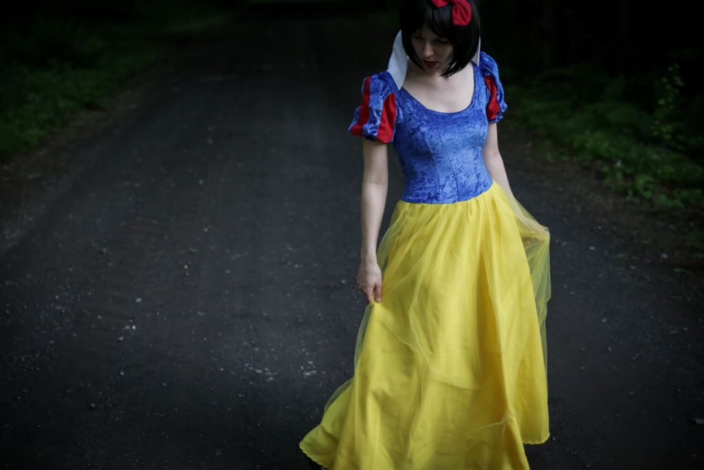 Cosplayer als Schneewittchen aus Disneys Schneewittchen und die sieben Zwerge