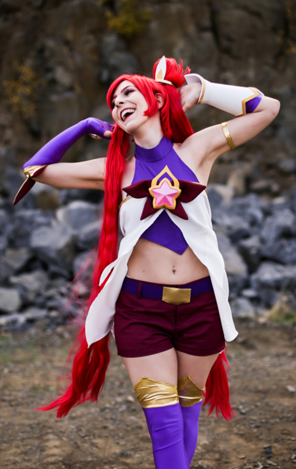 Cosplayer als Star Guardian Jinx aus League of Legends