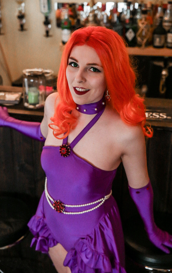Cosplayer als Starfire aus dem DC Universum