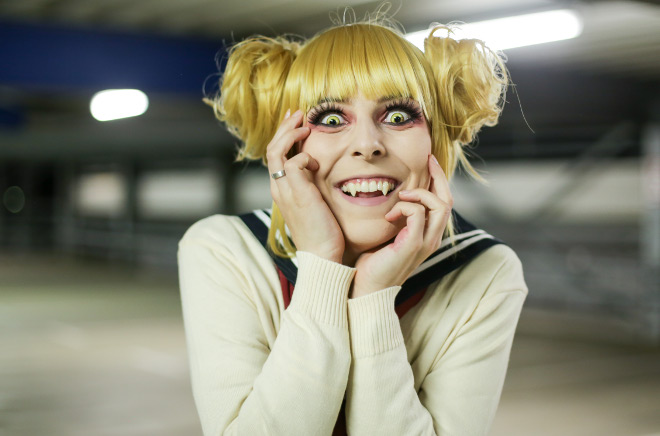 Cosplayer als Toga Himiko lacht verrückt in die Kamera.