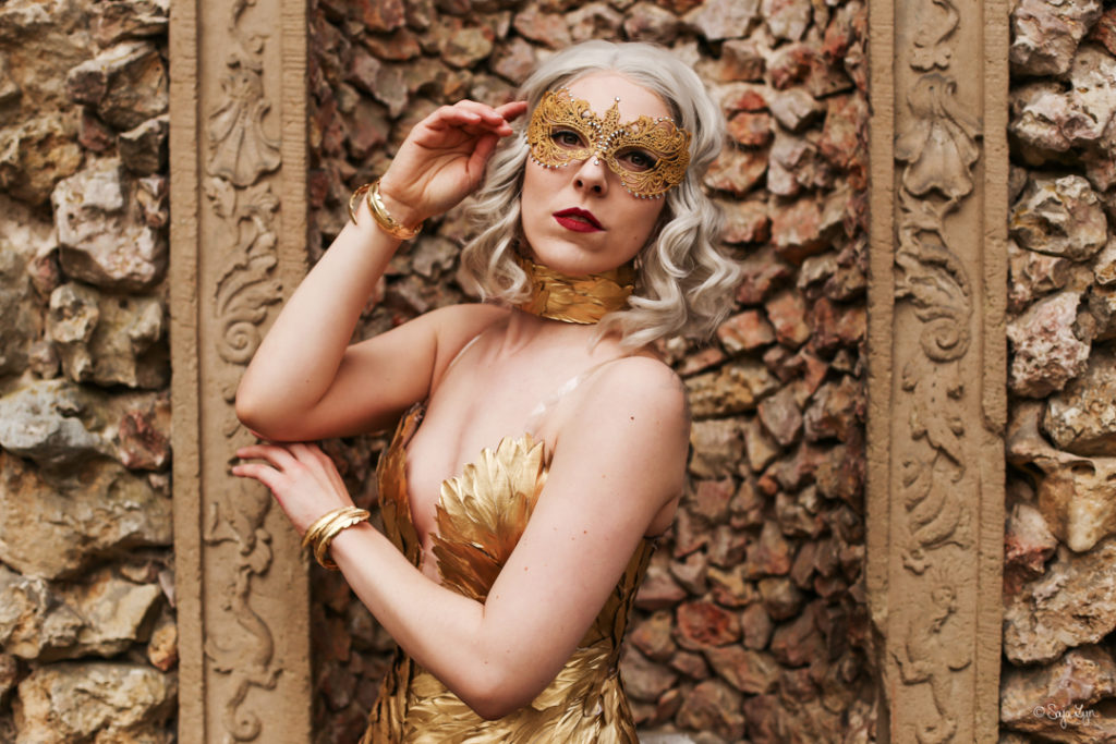 SajaLyn sabrina spellman gold dress chilling adventures of season 2 cosplay kostüm Kiernan Shipka Masquerade