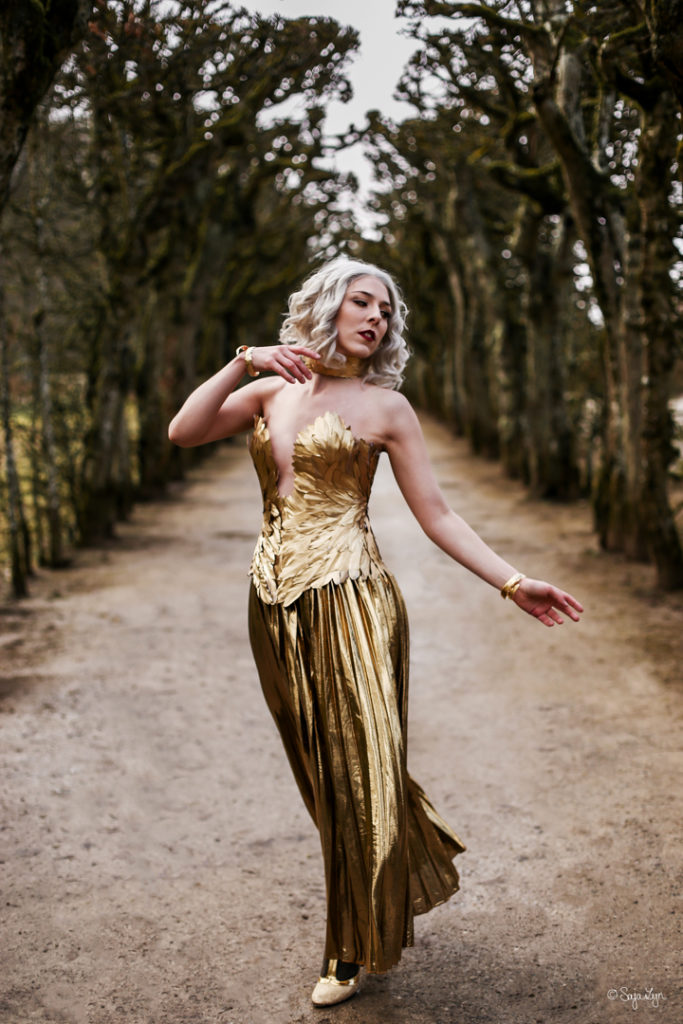 SajaLyn sabrina spellman gold dress chilling adventures of season 2 cosplay kostüm Kiernan Shipka Masquerade