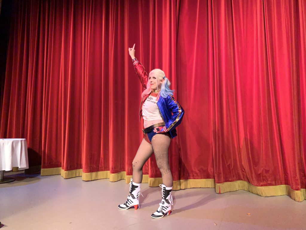 Cosplayer als Harley Quinn aus Suicide Squad auf einer Bühne