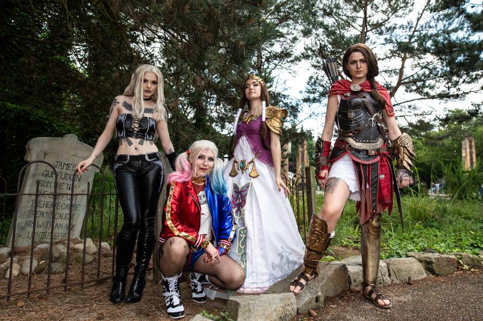 Vier Cosplayer aus unterschiedlichen Fandoms posieren für ein Foto