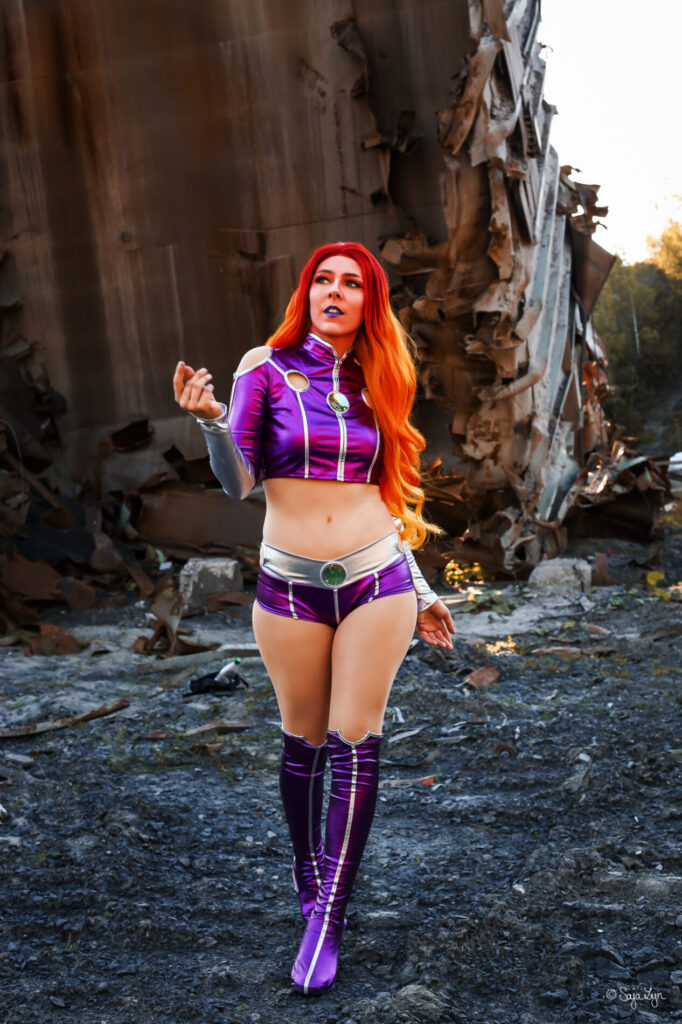 Cosplayer als Starfire aus dem DC Universum
