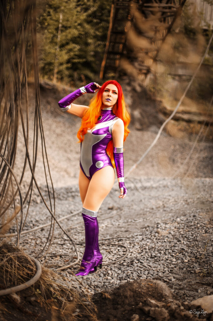 Cosplayer als Starfire aus dem DC Universum